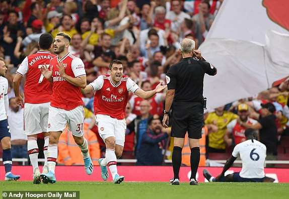 VAR 'lên tiếng', Arsenal chia điểm với Tottenham ảnh 15