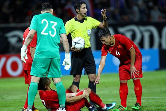 Bảo vệ học trò, HLV Park Hang Seo phải nhận thẻ vàng ảnh 1