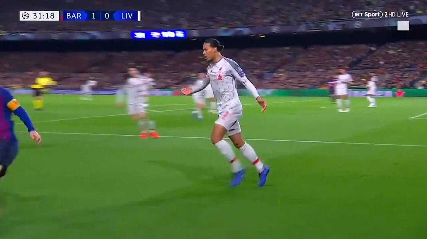 Hậu vệ đắt giá của Liverpool sợ Messi, phải cầu cứu đồng đội ảnh 1