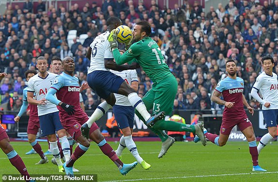 West Ham 2-3 Tottenham: Mourinho mở hàng may mắn ảnh 6