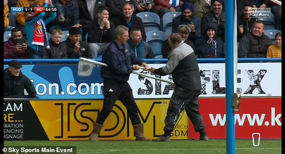 Chia điểm với đội bét bảng, M.U hết cơ hội dự Champions League ảnh 18