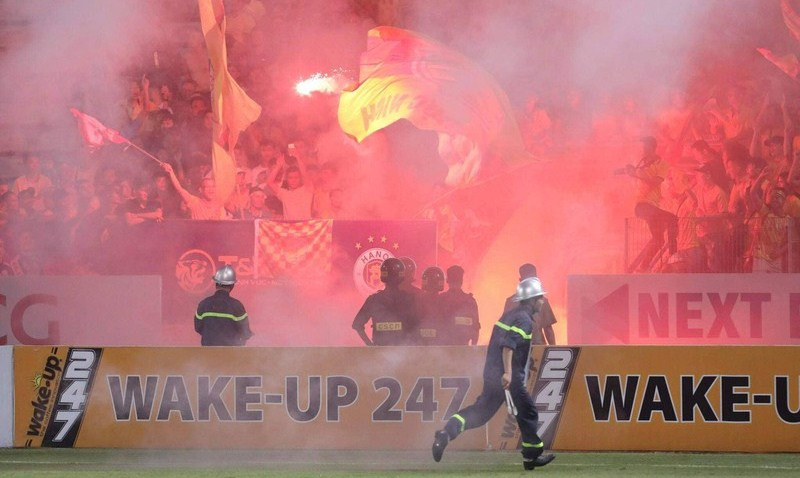 Nữ khán giả bị thương vì trúng pháo sáng trận Hà Nội - Nam Định ảnh 1