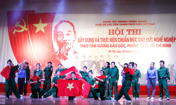 Góp mặt trong đêm thi còn có nhiều tiết mục văn nghệ của các học viên