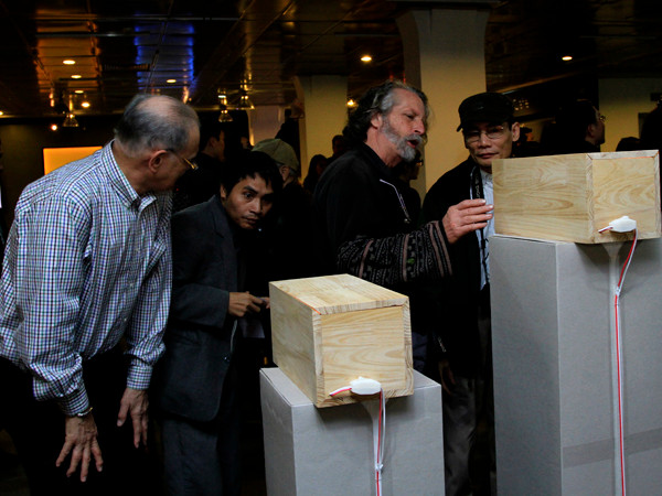 Triển lãm thu hút nhiều du khách Việt Nam và nước ngoài tới thưởng lãm