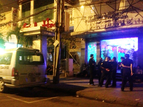 Lực lượng chức năng chốt chặn ngoài cửa vũ trường