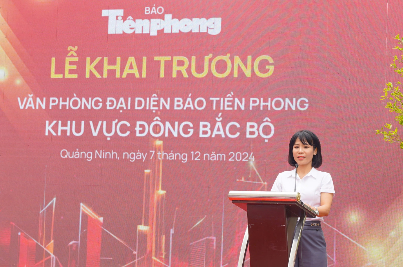 Bà Nguyễn Thị Kim Nhàn - Phó Trưởng Ban Tuyên giáo Tỉnh ủy Quảng Ninh phát biểu tại buổi lễ.