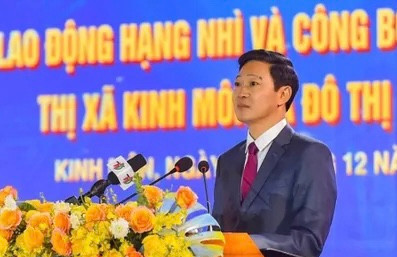 Ông Bùi Xuân Lộc - Chủ tịch UBND thị xã Kinh Môn ôn lại truyền thống xây dựng, phát triển thị xã Kinh Môn.