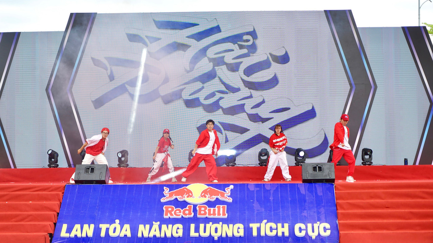 Các nhóm thanh niên công nhân tham gia với các tiết mục biểu diễn sôi động.