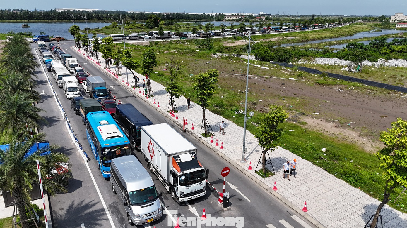 Chị Mai Chi (33 tuổi) cùng chồng xuất phát từ Hà Nội lúc 4h và gần 6h tới khu vực dẫn ra bến phà Đồng Bài. Tuy nhiên, tuyến đường dài khoảng 1km với hai làn xe hướng ra bến phà đã chật kín phương tiện chờ. Chị Mai Chi (33 tuổi) cùng chồng xuất phát từ Hà Nội lúc 4h và gần 6h tới khu vực dẫn ra bến phà Đồng Bài. Tuy nhiên, tuyến đường dài khoảng 1km với hai làn xe hướng ra bến phà đã chật kín phương tiện chờ.