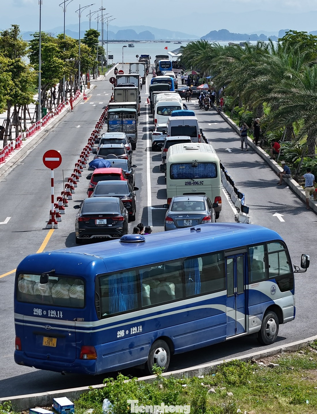 Nữ du khách chia sẻ, để tránh cảnh ùn tắc vợ chồng chị chủ động dậy từ rạng sáng để di chuyển ra phà nhưng vẫn không thoát được cảnh giao thông tê liệt, xếp hàng nhiều giờ dưới nắng. Sau 6 giờ chờ đợi, vợ chồng chị mới tới lượt lên phà ra đảo Cát Bà du lịch. Nữ du khách chia sẻ, để tránh cảnh ùn tắc vợ chồng chị chủ động dậy từ rạng sáng để di chuyển ra phà nhưng vẫn không thoát được cảnh giao thông tê liệt, xếp hàng nhiều giờ dưới nắng. Sau 6 giờ chờ đợi, vợ chồng chị mới tới lượt lên phà ra đảo Cát Bà du lịch.