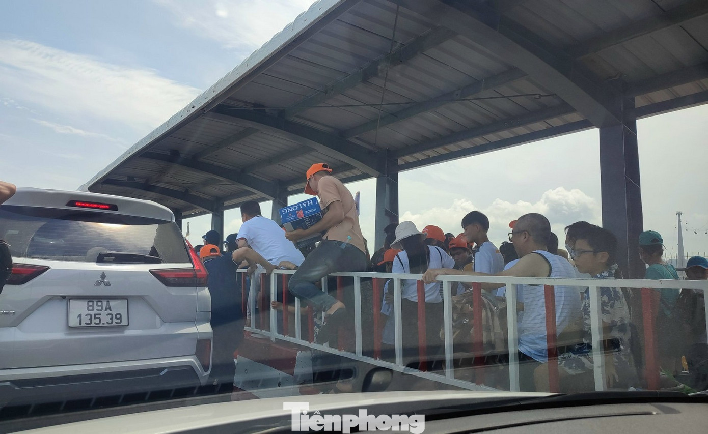 Anh Thanh (ở Từ Liêm, Hà Nội) cho biết, nắng nóng khiến người dân và du khách chật vật, mệt mỏi trong nhiều giờ để xếp hàng chờ tới lượt lên phà. Nhiều người ở làn dành cho xe máy và người đi bộ chen lấn, trèo qua rào cứng để vào làn ô tô di chuyển lên phà trước. Anh Thanh (ở Từ Liêm, Hà Nội) cho biết, nắng nóng khiến người dân và du khách chật vật, mệt mỏi trong nhiều giờ để xếp hàng chờ tới lượt lên phà. Nhiều người ở làn dành cho xe máy và người đi bộ chen lấn, trèo qua rào cứng để vào làn ô tô di chuyển lên phà trước.