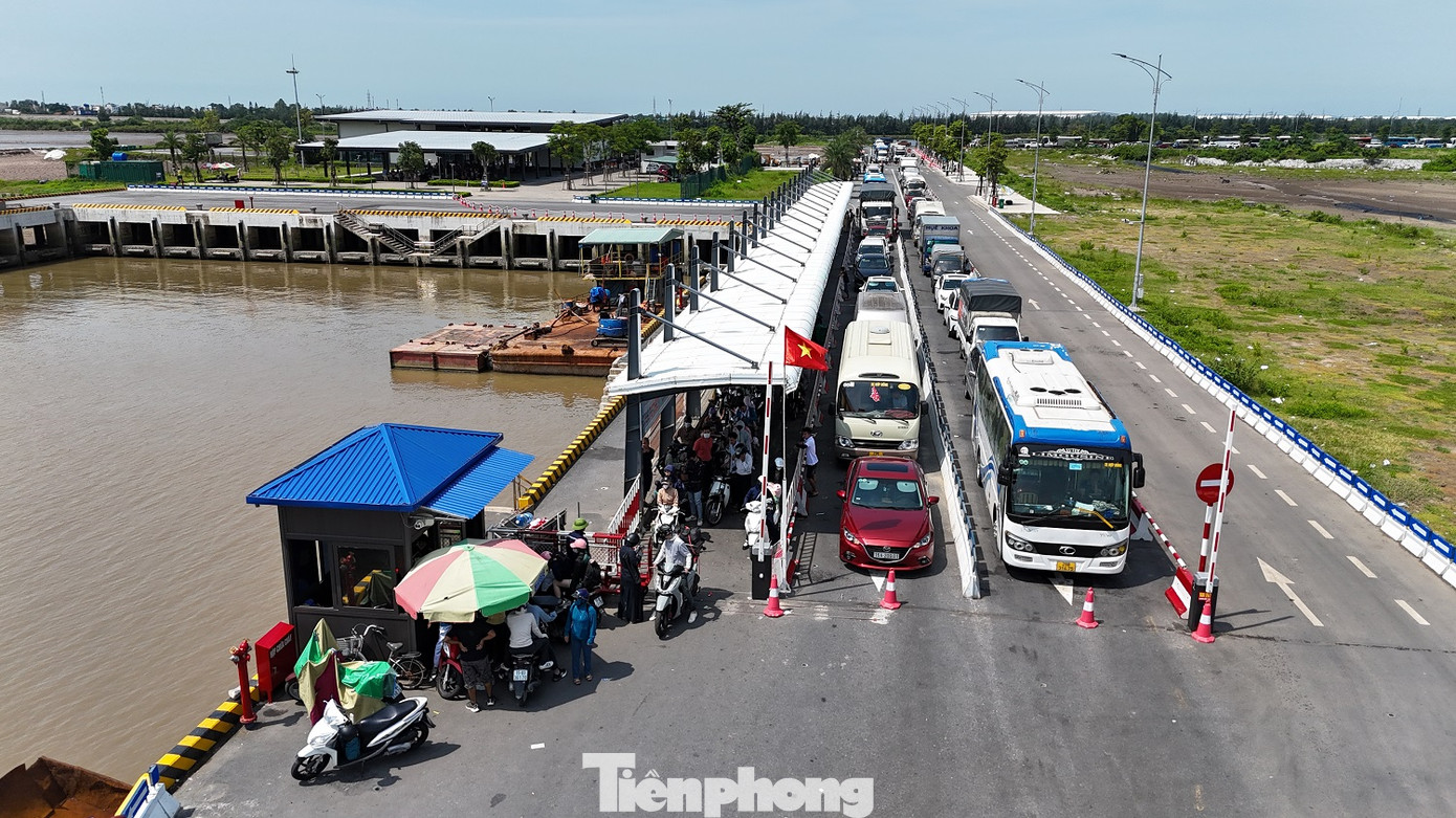 Theo ghi nhận của PV, tuyến đường dài hơn 1km từ đường Tân Vũ - Lạch Huyện tới bến phà Đồng Bài tê liệt, các phương tiện nhích từng mét chỉ khi phà đón khách rời bến sang đảo Cát Bà. Theo ghi nhận của PV, tuyến đường dài hơn 1km từ đường Tân Vũ - Lạch Huyện tới bến phà Đồng Bài tê liệt, các phương tiện nhích từng mét chỉ khi phà đón khách rời bến sang đảo Cát Bà.
