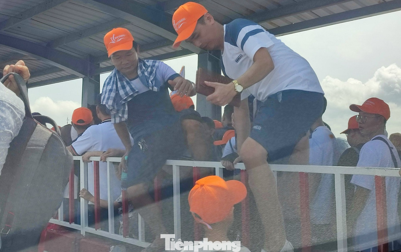 Cảnh vượt rào diễn ra từ sáng tới trưa mỗi khi có phà cập bến. Cảnh vượt rào diễn ra từ sáng tới trưa mỗi khi có phà cập bến.