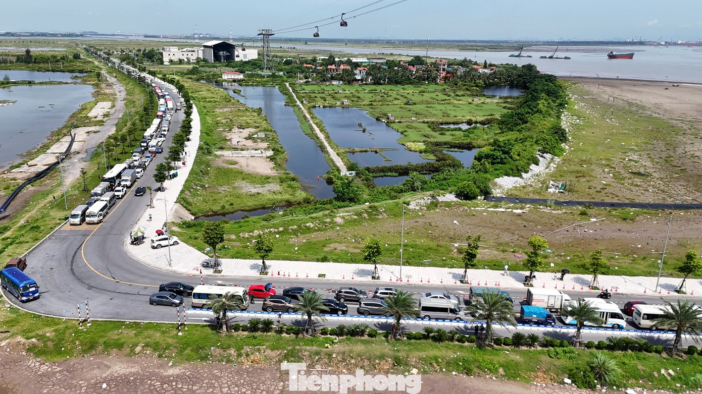 Sáng 27/7, tuyến đường dẫn vào bến phà Đồng Bài (Cát Hải, Hải Phòng) ùn tắc, giao thông tê liệt từ sáng đến trưa. Sáng 27/7, tuyến đường dẫn vào bến phà Đồng Bài (Cát Hải, Hải Phòng) ùn tắc, giao thông tê liệt từ sáng đến trưa.