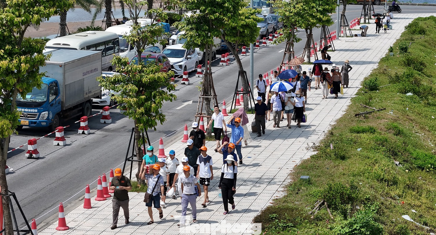 Hàng nghìn du khách đi theo tour hoặc xe hợp đồng rời ô tô khách, vác theo hành lý đi bộ tới điểm xếp hàng lên phà. Đại diện Công ty CP Đảm bảo giao thông đường thủy Hải Phòng (đơn vị quản lý, vận hành bến phà Đồng Bài) cho biết, đơn vị đang vận hành 5 phà lớn và 3 phà nhỏ phục vụ vận tải khách du khách. Tuy nhiên, hôm nay 2 phà lớn phải tạm dừng hoạt động phục vụ công tác kiểm tra phòng cháy chữa cháy định kỳ. Hàng nghìn du khách đi theo tour hoặc xe hợp đồng rời ô tô khách, vác theo hành lý đi bộ tới điểm xếp hàng lên phà. Đại diện Công ty CP Đảm bảo giao thông đường thủy Hải Phòng (đơn vị quản lý, vận hành bến phà Đồng Bài) cho biết, đơn vị đang vận hành 5 phà lớn và 3 phà nhỏ phục vụ vận tải khách du khách. Tuy nhiên, hôm nay 2 phà lớn phải tạm dừng hoạt động phục vụ công tác kiểm tra phòng cháy chữa cháy định kỳ.