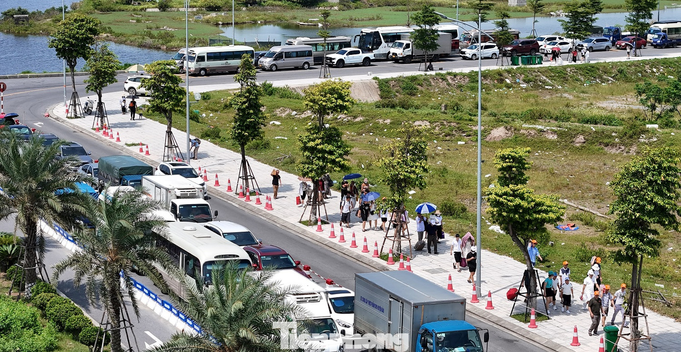 Nam du khách cho biết, khoảng 30 phút mới có một chuyến phà nhưng hàng nghìn ô tô nối đuôi nhau xếp hàng dài từ bến phà ra nút giao đường Tân Vũ - Lạch Huyện. Nam du khách cho biết, khoảng 30 phút mới có một chuyến phà nhưng hàng nghìn ô tô nối đuôi nhau xếp hàng dài từ bến phà ra nút giao đường Tân Vũ - Lạch Huyện.