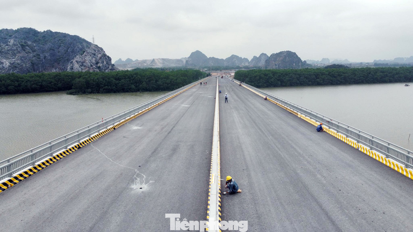 Cầu Bến Rừng là công trình cầu đường cấp đặc biệt, có kết cấu vĩnh cửu vượt sông Đá Bạch, dài 1.865m, gồm cầu chính và đường dẫn rộng 21,5m. Cầu chính gồm 4 nhịp Extradosed, cầu dẫn gồm 34 nhịp dầm SuperT. Mố, trụ cầu bằng bê tông cốt thép, móng sử dụng cọc khoan nhồi. Cầu Bến Rừng là công trình cầu đường cấp đặc biệt, có kết cấu vĩnh cửu vượt sông Đá Bạch, dài 1.865m, gồm cầu chính và đường dẫn rộng 21,5m. Cầu chính gồm 4 nhịp Extradosed, cầu dẫn gồm 34 nhịp dầm SuperT. Mố, trụ cầu bằng bê tông cốt thép, móng sử dụng cọc khoan nhồi.