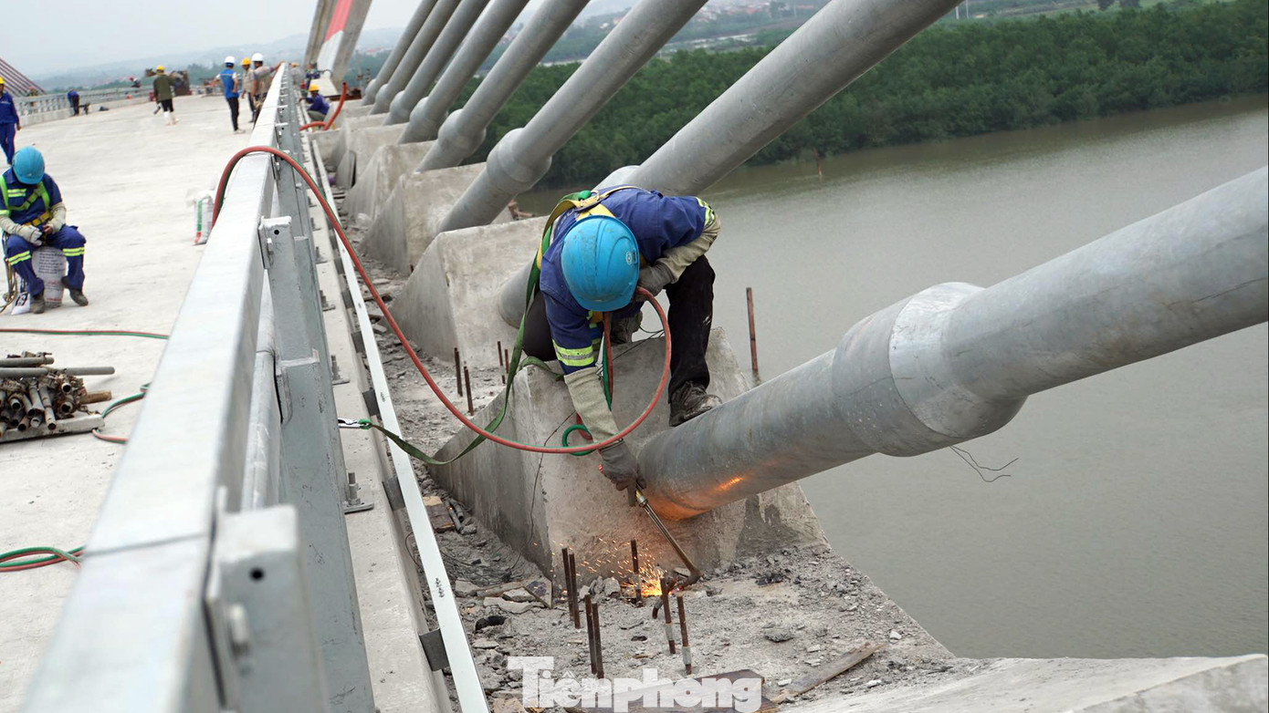 Hiện, các đơn vị nhà thầu tập trung huy động khoảng 300 công nhân thi công hoàn thiện trải thảm nhựa, sơn vạch kẻ đường và hoàn thiện đường dẫn hai bên cầu. Hiện, các đơn vị nhà thầu tập trung huy động khoảng 300 công nhân thi công hoàn thiện trải thảm nhựa, sơn vạch kẻ đường và hoàn thiện đường dẫn hai bên cầu.