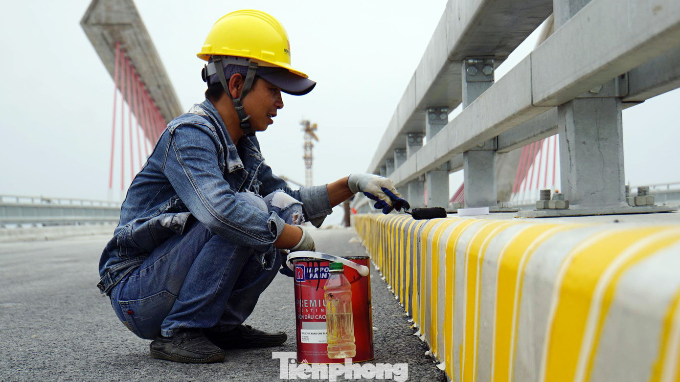Công nhân sơn vạch phản quang trên dải phân cách cứng. Công nhân sơn vạch phản quang trên dải phân cách cứng.