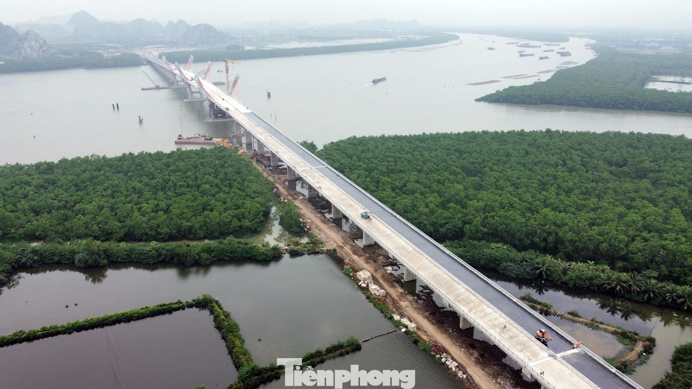 Dự án đầu tư xây dựng cầu Bến Rừng nối huyện Thủy Nguyên (Hải Phòng) với thị xã Quảng Yên (Quảng Ninh) được khởi công từ tháng 5/2022 với tổng vốn đầu tư 1.940 tỷ đồng (1.100 tỷ đồng vốn Trung ương, hơn 835 tỷ đồng ngân sách địa phương). Dự án đầu tư xây dựng cầu Bến Rừng nối huyện Thủy Nguyên (Hải Phòng) với thị xã Quảng Yên (Quảng Ninh) được khởi công từ tháng 5/2022 với tổng vốn đầu tư 1.940 tỷ đồng (1.100 tỷ đồng vốn Trung ương, hơn 835 tỷ đồng ngân sách địa phương).