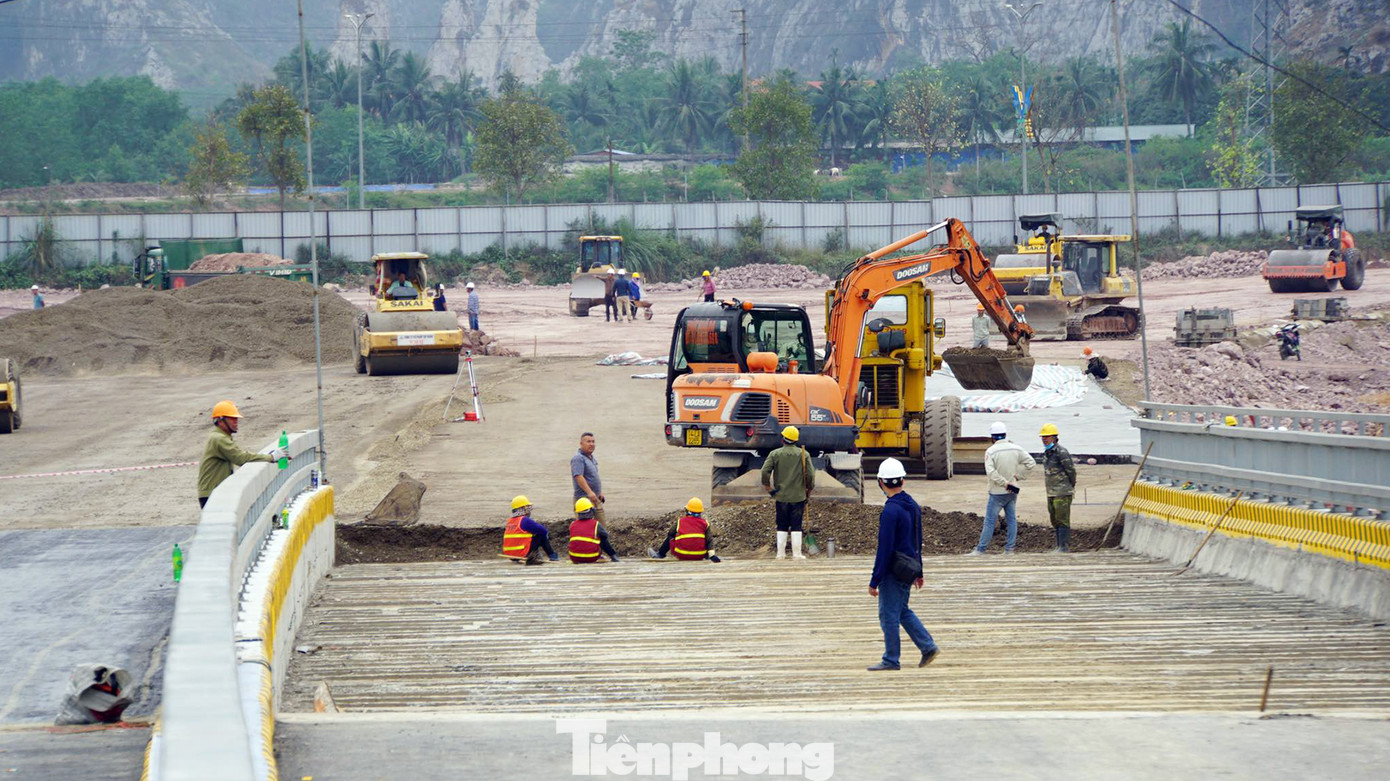 Trước đó, đầu tháng 4, ông Nguyễn Đức Thọ - Phó Chủ tịch UBND thành phố Hải Phòng chủ trì liên ngành kiểm tra tiến độ thực hiện dự án. Ông Thọ yêu cầu các đơn vị tập trung thảm bê tông nhựa mặt cầu, xử lý nút giao, các công trình hạ tầng phụ trợ, hệ thống điện chiếu sáng, hệ thống đường dẫn 2 bên cầu để đảm bảo tiến độ để thông xe kỹ thuật dịp Kỷ niệm 69 năm ngày Giải phóng Hải Phòng (13/5/2024). Trước đó, đầu tháng 4, ông Nguyễn Đức Thọ - Phó Chủ tịch UBND thành phố Hải Phòng chủ trì liên ngành kiểm tra tiến độ thực hiện dự án. Ông Thọ yêu cầu các đơn vị tập trung thảm bê tông nhựa mặt cầu, xử lý nút giao, các công trình hạ tầng phụ trợ, hệ thống điện chiếu sáng, hệ thống đường dẫn 2 bên cầu để đảm bảo tiến độ để thông xe kỹ thuật dịp Kỷ niệm 69 năm ngày Giải phóng Hải Phòng (13/5/2024).