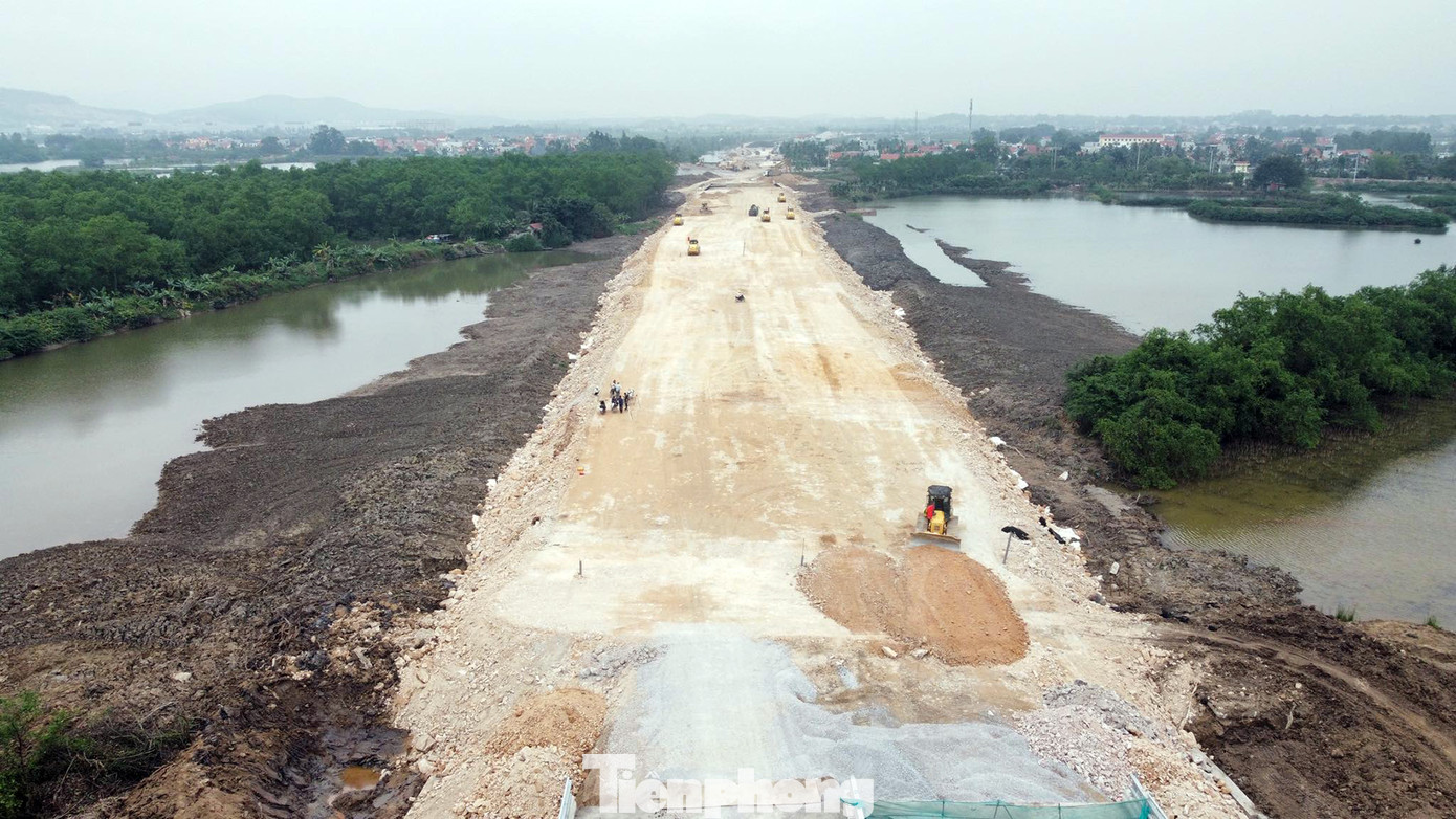 Cũng theo đại diện ban quản lý dự án, sau khi có mặt bằng sạch, đơn vị thi công tập trung nhân vật lực, máy móc thiết bị thi công làm đường dẫn qua cầu. Đường dẫn hai bên cầu dài 410m, mặt cắt ngang 22,5m với 4 làn xe cơ giới, 2 làn xe hỗn hợp, dải phân cách, lề đường. Cũng theo đại diện ban quản lý dự án, sau khi có mặt bằng sạch, đơn vị thi công tập trung nhân vật lực, máy móc thiết bị thi công làm đường dẫn qua cầu. Đường dẫn hai bên cầu dài 410m, mặt cắt ngang 22,5m với 4 làn xe cơ giới, 2 làn xe hỗn hợp, dải phân cách, lề đường.