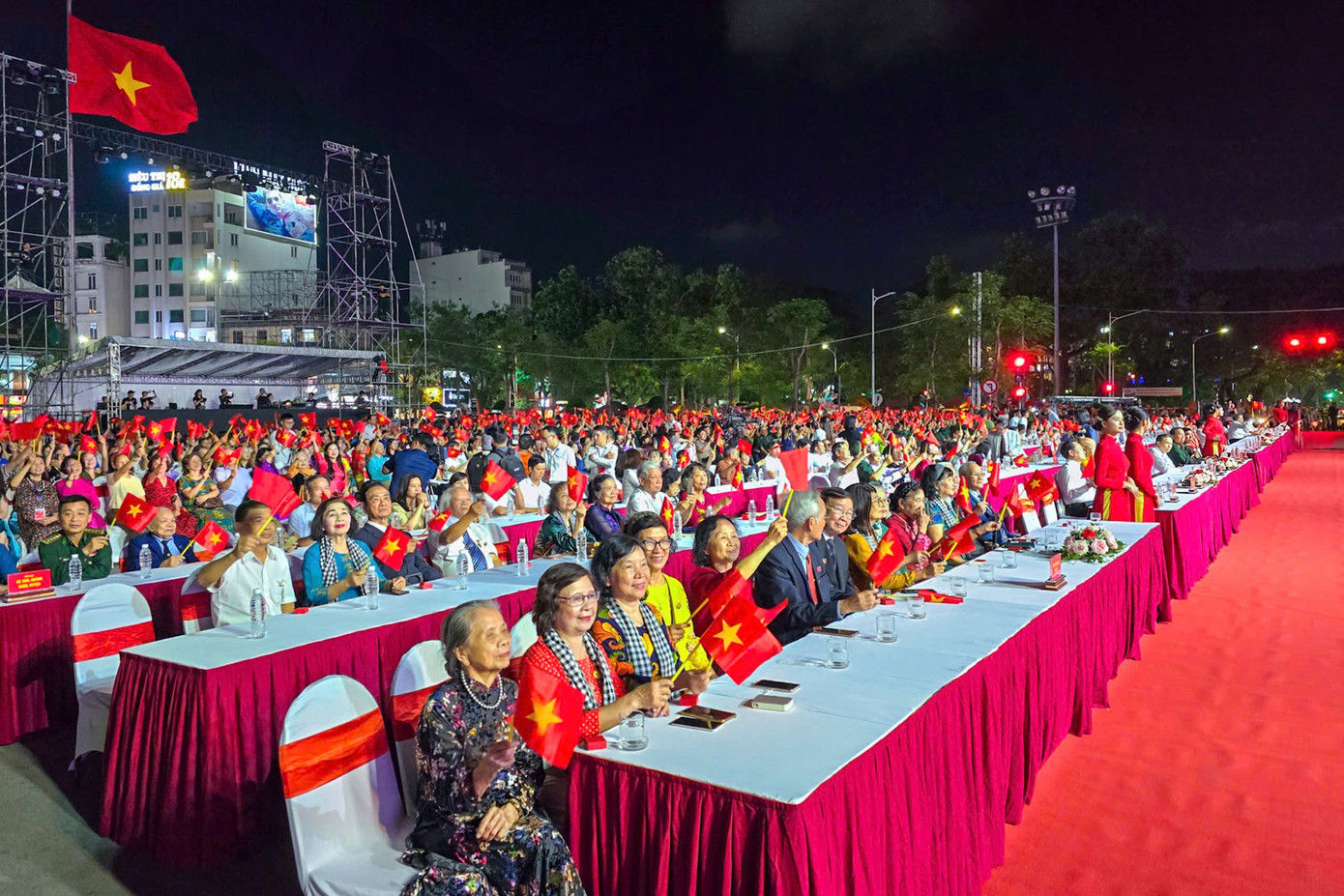 Các đại biểu miền Nam và hàng nghìn người dân Hải Phòng tới dự chương trình nghệ thuật kỷ niệm.