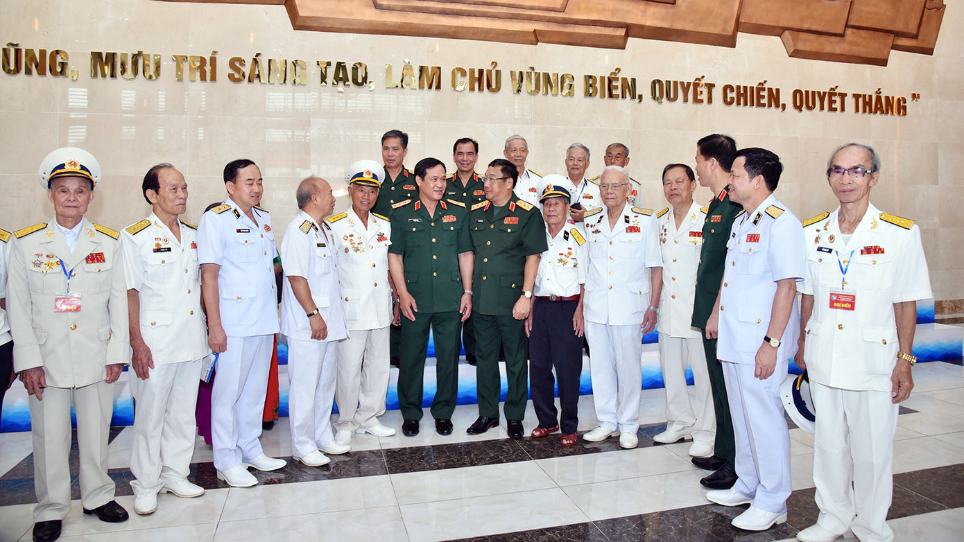 Các đại biểu chụp ảnh lưu niệm với các cựu chiến binh. Các đại biểu chụp ảnh lưu niệm với các cựu chiến binh.