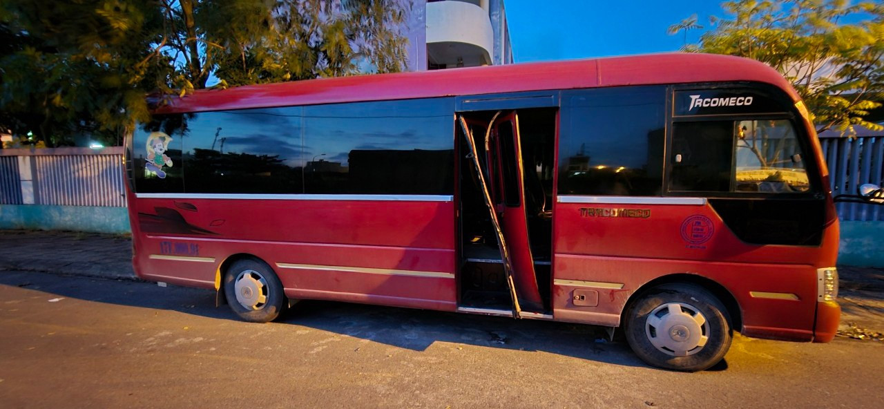 Chiếc xe đưa đón học sinh, nơi phát hiện cháu T.G.H bị bỏ quên bên trong. Chiếc xe đưa đón học sinh, nơi phát hiện cháu T.G.H bị bỏ quên bên trong.