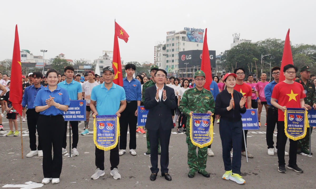 Ông Lê Khắc Nam - Phó Chủ tịch UBND TP Hải Phòng, chị Vương Toàn Thu Thủy - Bí thư Thành Đoàn Hải Phòng cùng đoàn viên thanh niên, cán bộ công nhân viên chức tham gia ngày chạy vì sức khỏe toàn dân năm 2024. Ông Lê Khắc Nam - Phó Chủ tịch UBND TP Hải Phòng, chị Vương Toàn Thu Thủy - Bí thư Thành Đoàn Hải Phòng cùng đoàn viên thanh niên, cán bộ công nhân viên chức tham gia ngày chạy vì sức khỏe toàn dân năm 2024.