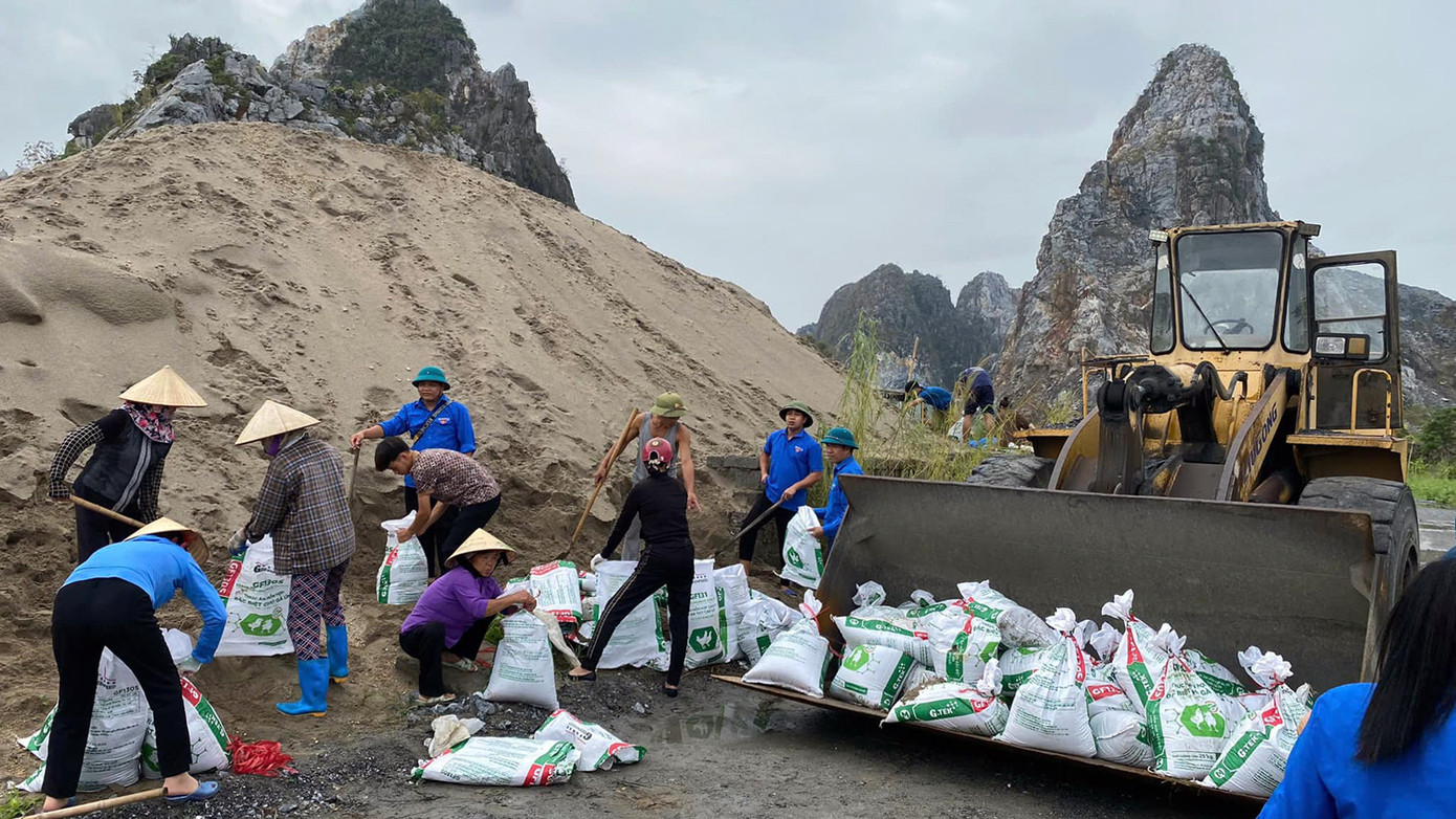 Anh Vũ Sơn Hải - Phó Bí thư Phụ trách Huyện Đoàn Thủy Nguyên cho biết, đơn vị đã chủ động phối hợp với chính quyền cơ sở triển khai công tác phòng ngừa, chuẩn bị và di chuyển sẵn hàng nghìn bao cát tới các điểm đê xung yếu, kè cống để triển khai đắp đê ngăn lũ khi cần thiết.
