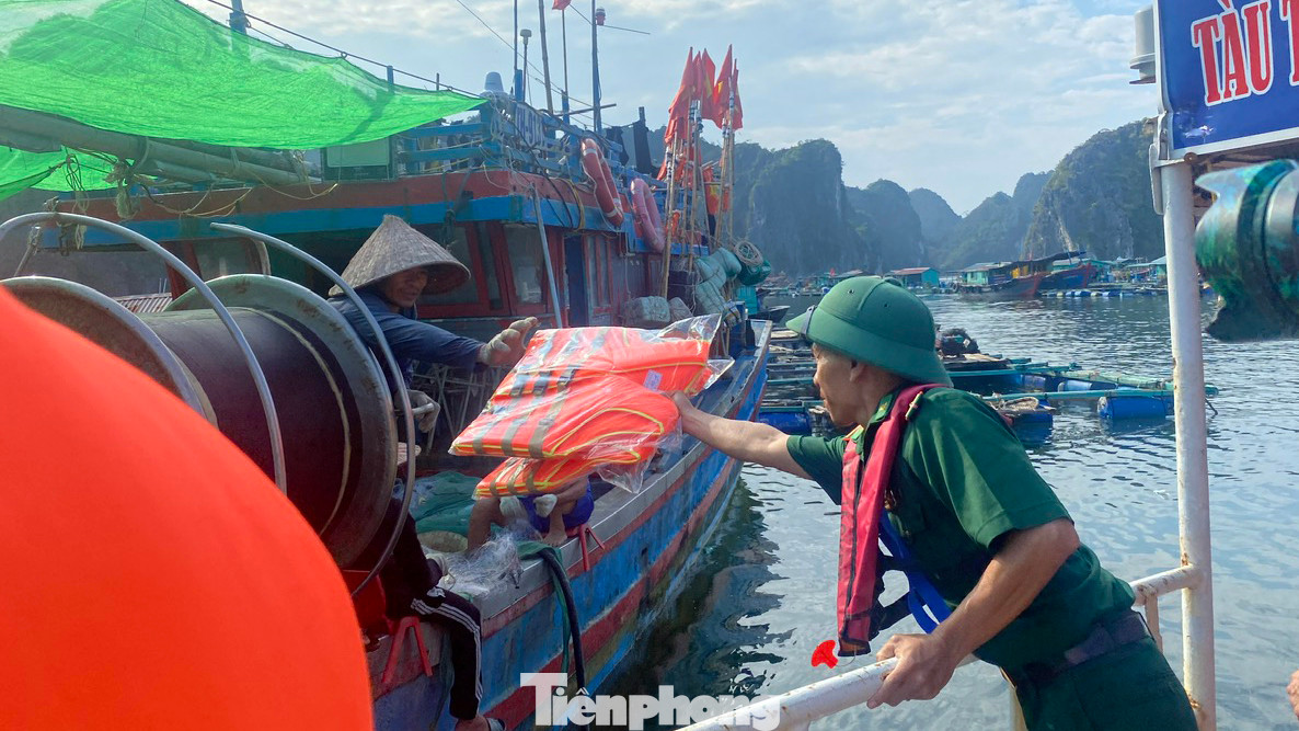 Lực lượng biên phòng tặng áo phao cho ngư dân trên các tàu đánh bắt thủy sản neo đậu, trú bão tại vịnh thuộc quần đảo Cát Bà. Lực lượng biên phòng tặng áo phao cho ngư dân trên các tàu đánh bắt thủy sản neo đậu, trú bão tại vịnh thuộc quần đảo Cát Bà.