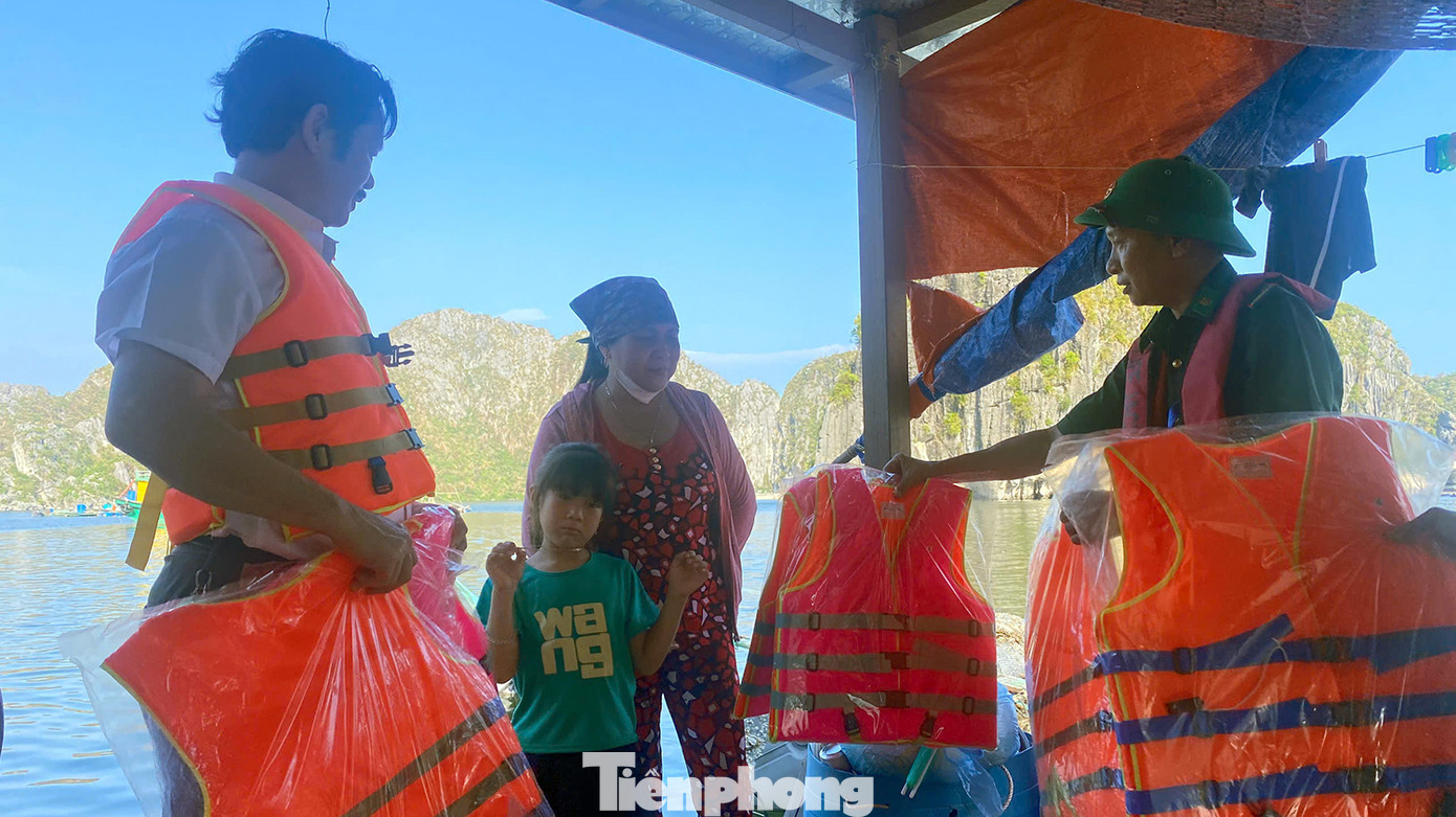 Đoàn công tác trực tiếp xuống vịnh thăm hỏi, động viên, tặng áo pháo cứu sinh cho người dân nuôi trồng thủy sản tại Cát Bà, TP Hải Phòng. Đoàn công tác trực tiếp xuống vịnh thăm hỏi, động viên, tặng áo pháo cứu sinh cho người dân nuôi trồng thủy sản tại Cát Bà, TP Hải Phòng.