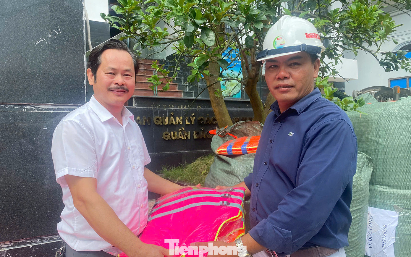 Ông Nguyễn Huy Hoàng - Chủ tịch Công đoàn Công ty CP Đầu tư Văn Phú - Invest trao tặng hơn 200 áo phao cứu sinh cho BQL các vịnh thuộc quần đảo Cát Bà để gửi tặng tới bà con ngư dân. Ông Nguyễn Huy Hoàng - Chủ tịch Công đoàn Công ty CP Đầu tư Văn Phú - Invest trao tặng hơn 200 áo phao cứu sinh cho BQL các vịnh thuộc quần đảo Cát Bà để gửi tặng tới bà con ngư dân.