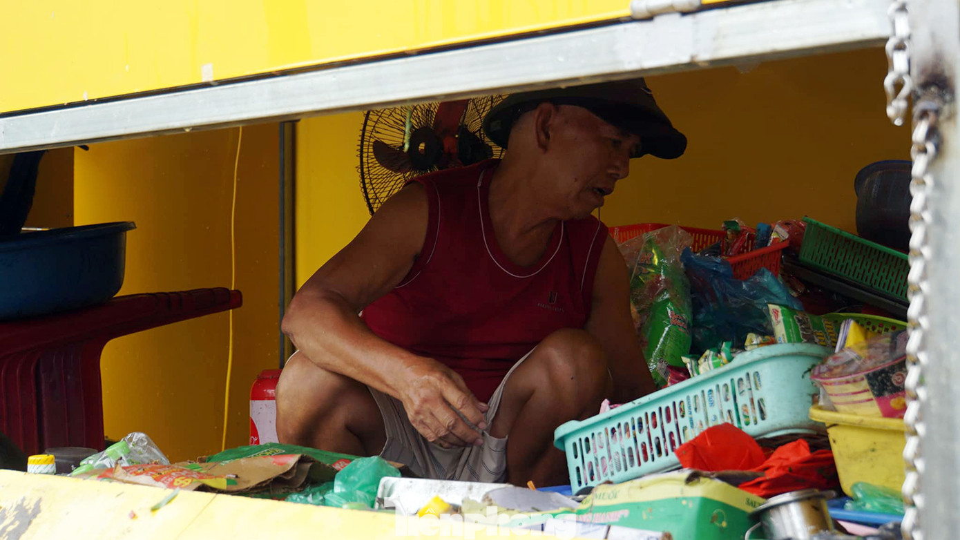 Nhiều người tranh thủ thu dọn đồ đạc, tài sản còn lại tại ki-ôt bán hàng. Nhiều người tranh thủ thu dọn đồ đạc, tài sản còn lại tại ki-ôt bán hàng.