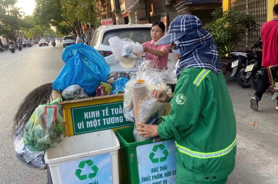 Nhân viên môi trường Hải Phòng sử dụng xe thu gom có 3 ngăn phân loại rác từ các hộ gia đình.