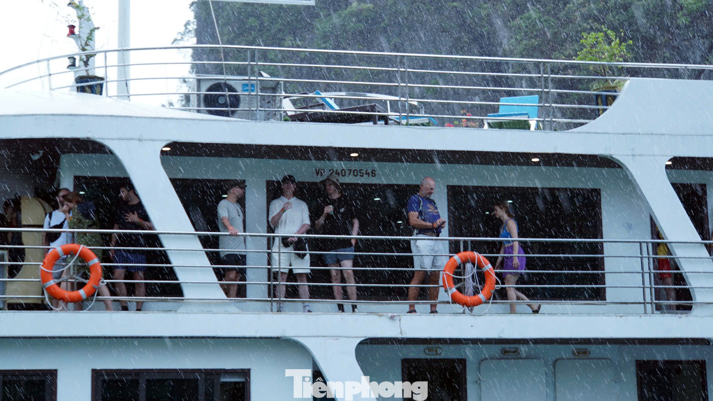 Những ngày đầu tháng 10 ở Cát Bà thời tiết mát mẻ, có nắng, nhiều thời điểm mưa nhẹ nhưng không ảnh hưởng tới lịch trình du lịch, nghỉ dưỡng của du khách.