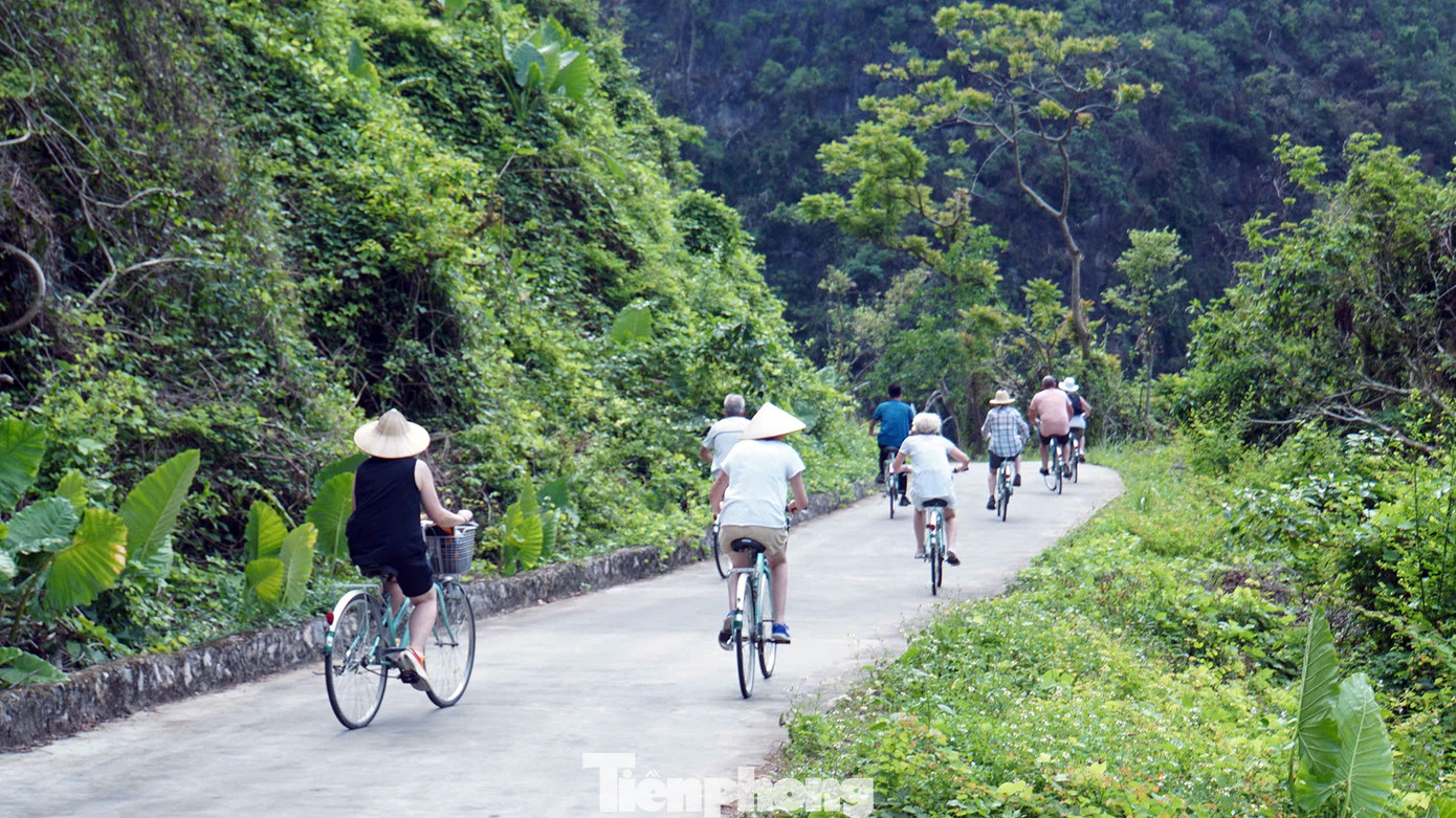 Khách Tây trải nghiệm đạp xe trên làng chài cổ Việt Hải, thuộc đảo Cát Bà.