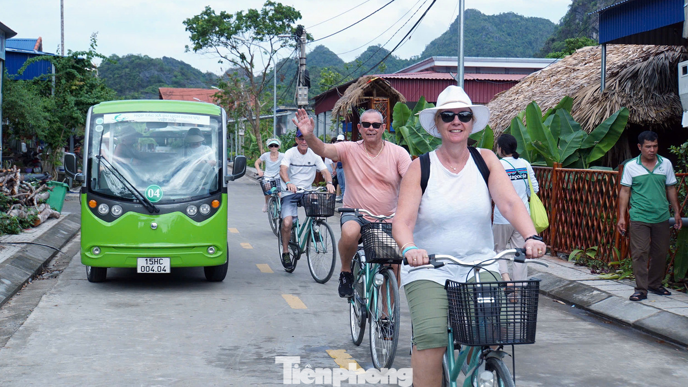 Cũng theo ghi nhận của PV Tiền Phong, làng chài cổ Việt Hải (cách thị trấn Cát Bà khoảng 45 phút di chuyển bằng tàu du lịch), có nhiều đoàn khách Tây thích thú trải nghiệm đạp xe ngắm rừng, núi đá vôi hoang sơ, hùng vĩ.