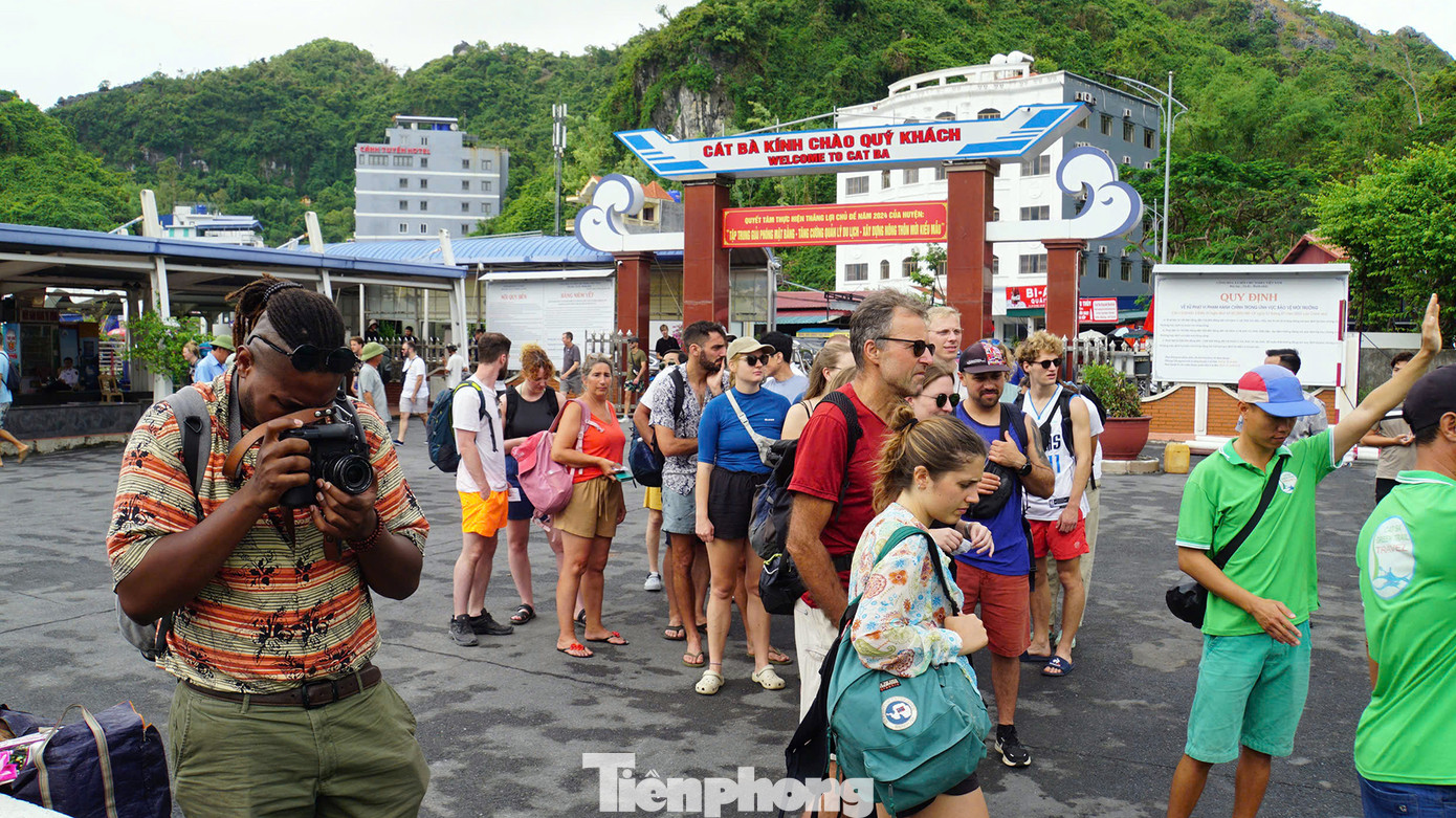 Khách du lịch nước ngoài ưa thích trải nghiệm, tham quan, nghỉ dưỡng, ngắm vịnh trên quần đảo Cát Bà.
