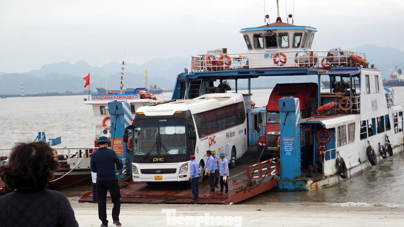 Đơn vị vận hành thử phà trên bến Đồng Bài. Đơn vị vận hành thử phà trên bến Đồng Bài.