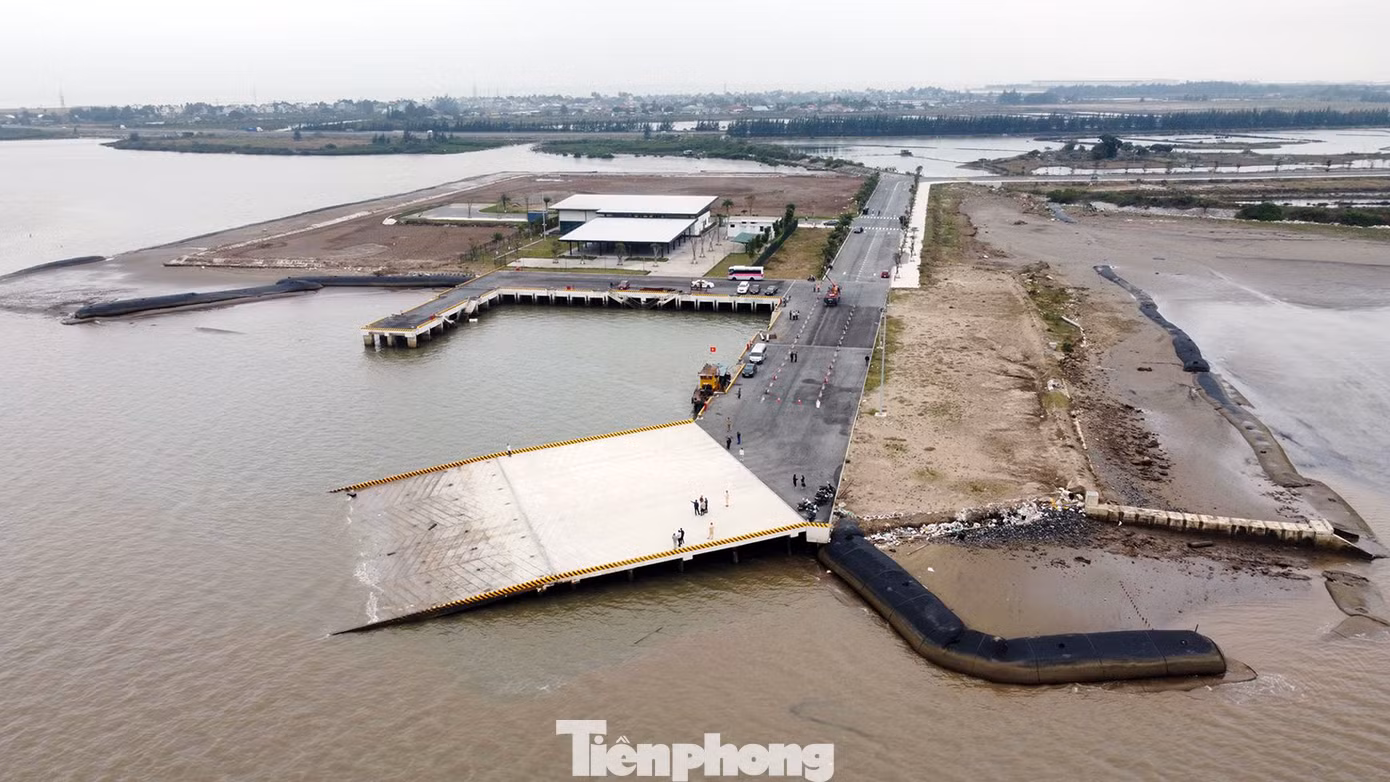 Toàn cảnh bến phà Đồng Bài (Cát Hải, Hải Phòng) vừa được xây dựng để thay thế bến phà Gót truyền thống. Mới đây, UBND TP Hải Phòng đã yêu cầu Công ty CP Đảm bảo giao thông đường thủy dừng hoạt động bến phà Gót, chuyển sang bến phà Đồng Bài hoạt động từ ngày 1/3. Toàn cảnh bến phà Đồng Bài (Cát Hải, Hải Phòng) vừa được xây dựng để thay thế bến phà Gót truyền thống. Mới đây, UBND TP Hải Phòng đã yêu cầu Công ty CP Đảm bảo giao thông đường thủy dừng hoạt động bến phà Gót, chuyển sang bến phà Đồng Bài hoạt động từ ngày 1/3.