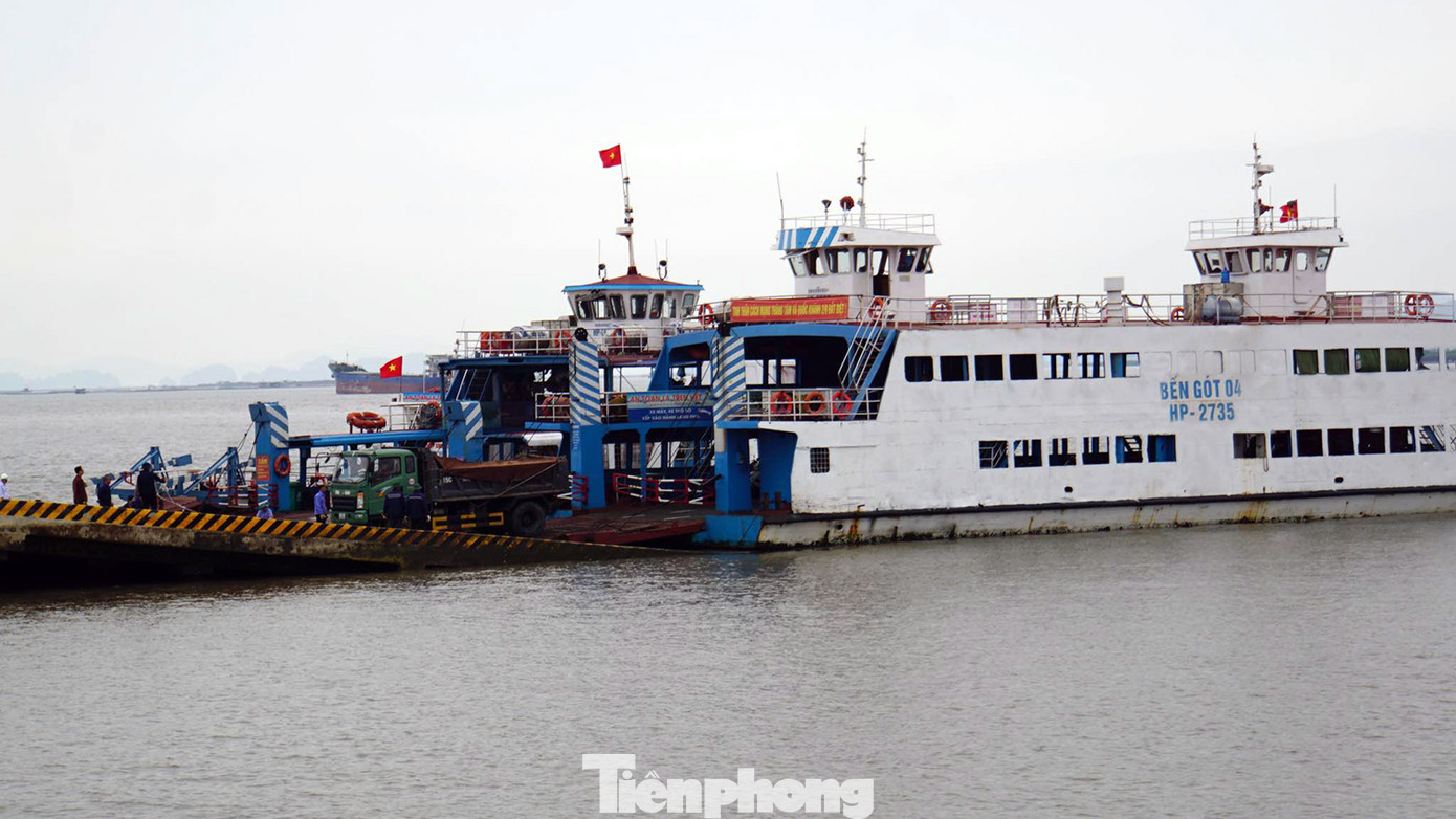 Ngày đầu chạy thử, một sự cố nhỏ xảy ra khi một ô tô khách rời phà lên bến thì gầm xe chạm nền bê tông. Nguyên nhân được cho là do mực nước biển hạ thấp, vị trí tiếp xúc giữa phà và bến có gấp khúc. Ngày đầu chạy thử, một sự cố nhỏ xảy ra khi một ô tô khách rời phà lên bến thì gầm xe chạm nền bê tông. Nguyên nhân được cho là do mực nước biển hạ thấp, vị trí tiếp xúc giữa phà và bến có gấp khúc.