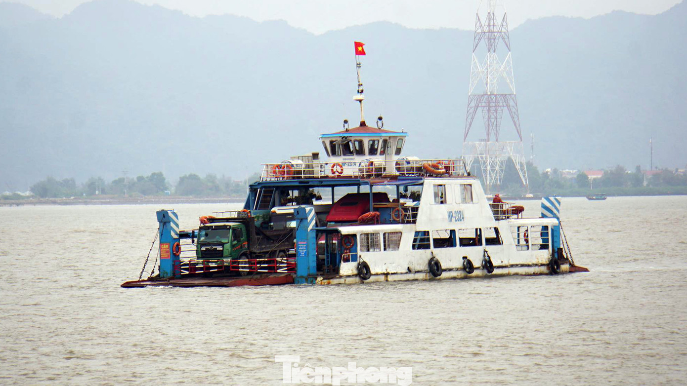 Theo đó, liên ngành tổ chức vận hành thử 3 phà (2 phà lớn, 1 phà nhỏ) chở ô tô tải, container, xe khách, ô tô cá nhân trên lịch trình mới, từ bến Đồng Bài (đảo Cát Hải) vừa được xây dựng sang bến Cái Viềng (đảo Cát Bà). Theo đó, liên ngành tổ chức vận hành thử 3 phà (2 phà lớn, 1 phà nhỏ) chở ô tô tải, container, xe khách, ô tô cá nhân trên lịch trình mới, từ bến Đồng Bài (đảo Cát Hải) vừa được xây dựng sang bến Cái Viềng (đảo Cát Bà).