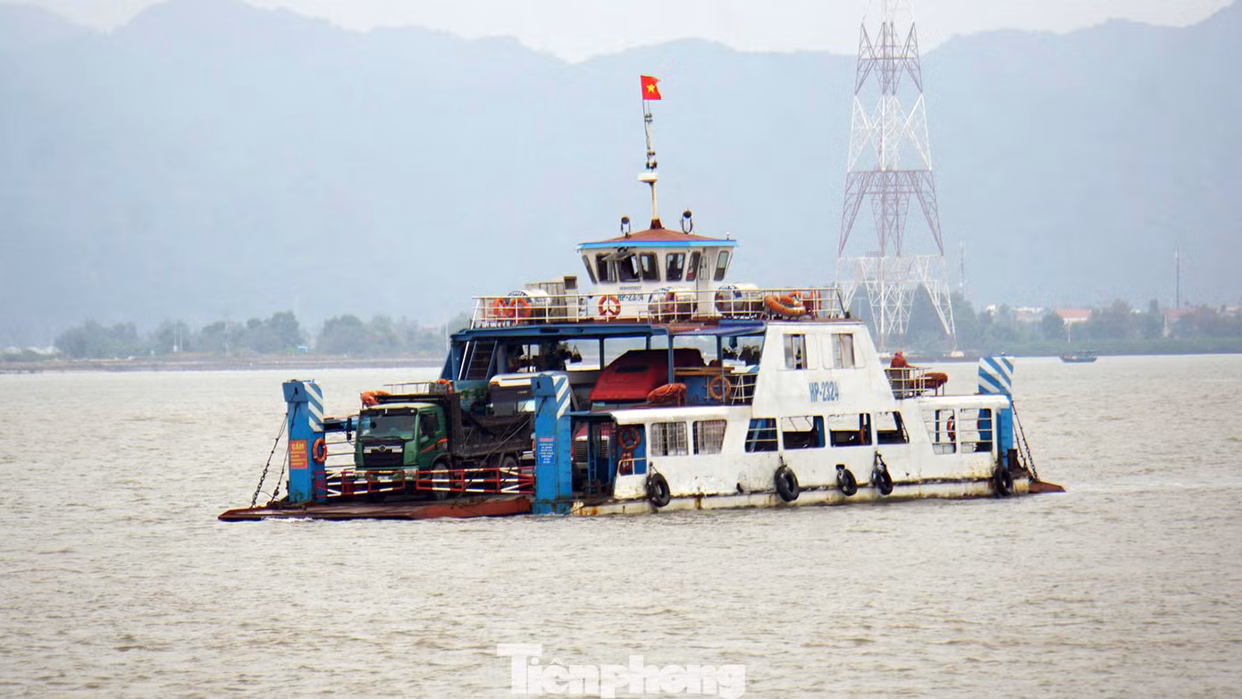Theo đó, liên ngành tổ chức vận hành thử 3 phà (2 phà lớn, 1 phà nhỏ) chở ô tô tải, container, xe khách, ô tô cá nhân trên lịch trình mới, từ bến Đồng Bài (đảo Cát Hải) vừa được xây dựng sang bến Cái Viềng (đảo Cát Bà). Theo đó, liên ngành tổ chức vận hành thử 3 phà (2 phà lớn, 1 phà nhỏ) chở ô tô tải, container, xe khách, ô tô cá nhân trên lịch trình mới, từ bến Đồng Bài (đảo Cát Hải) vừa được xây dựng sang bến Cái Viềng (đảo Cát Bà).