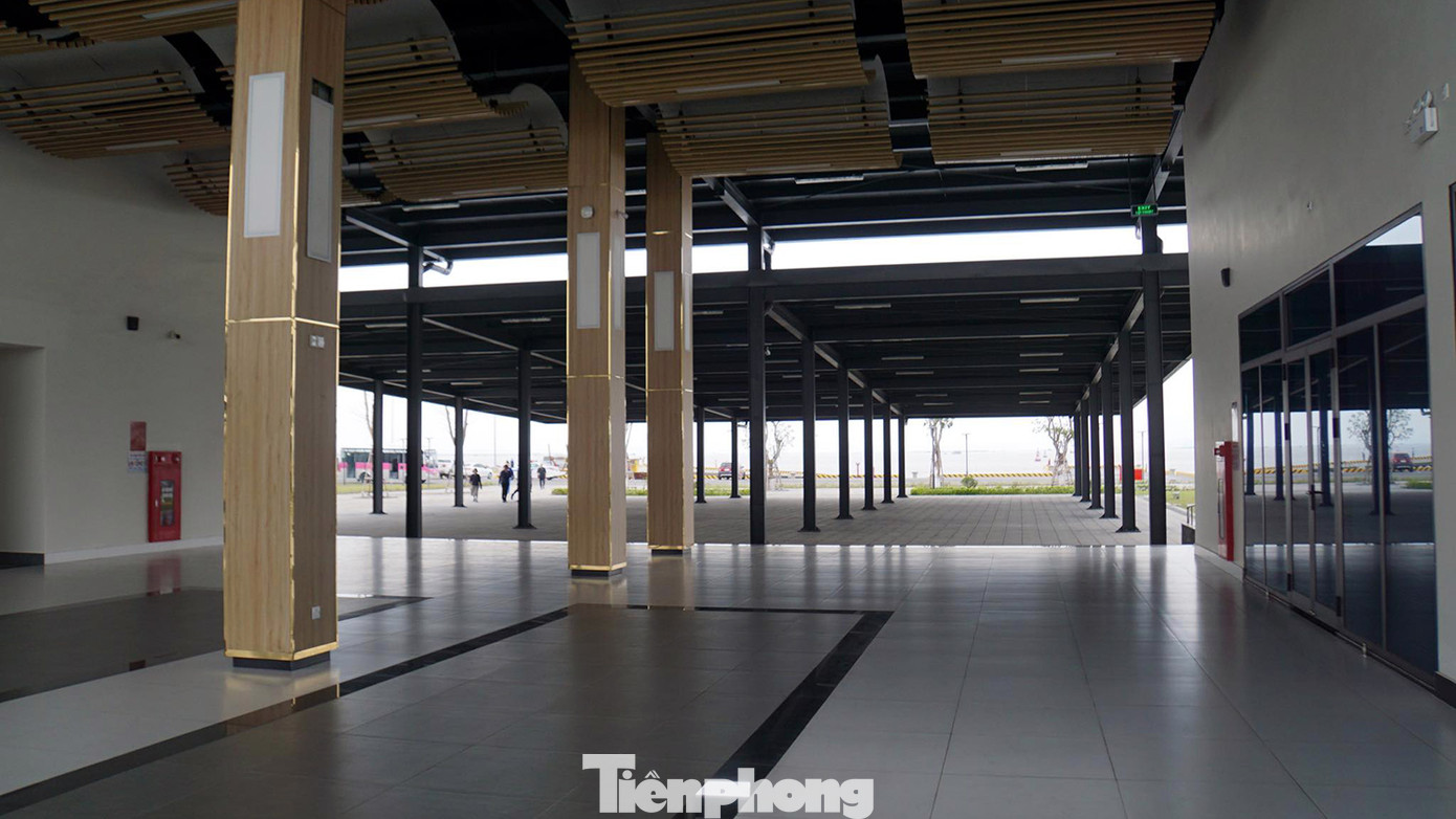 Bên trong khu vực nhà chờ, nhà điều hành bến phà Đồng Bài mới rộng hàng nghìn m2, có mái che mưa nắng. Bên trong khu vực nhà chờ, nhà điều hành bến phà Đồng Bài mới rộng hàng nghìn m2, có mái che mưa nắng.