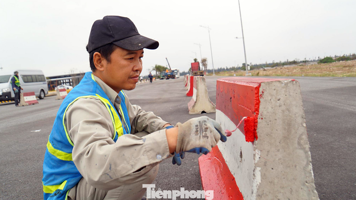 Công nhân sơn lại màu trên dải phân cách cứng bằng bê tông. Tuyến đường ra phà Đồng Bài vẫn có 3 luồng như bến phà Gót. Trong đó, 1 làn dành cho xe máy, xe thô sơ, 2 làn đường dành cho ô tô di chuyển hai chiều lên xuống phà. Bến phà Đồng Bài (đảo Cát Hải, huyện Cát Hải) được kỳ vọng là điểm nhấn giúp Hải Phòng tháo gỡ điểm nghẽn ùn tắc giao thông tại bến phà Gót - Cái Viềng khi cao điểm mùa du lịch và những dịp nghỉ lễ, hè. Công nhân sơn lại màu trên dải phân cách cứng bằng bê tông. Tuyến đường ra phà Đồng Bài vẫn có 3 luồng như bến phà Gót. Trong đó, 1 làn dành cho xe máy, xe thô sơ, 2 làn đường dành cho ô tô di chuyển hai chiều lên xuống phà. Bến phà Đồng Bài (đảo Cát Hải, huyện Cát Hải) được kỳ vọng là điểm nhấn giúp Hải Phòng tháo gỡ điểm nghẽn ùn tắc giao thông tại bến phà Gót - Cái Viềng khi cao điểm mùa du lịch và những dịp nghỉ lễ, hè.