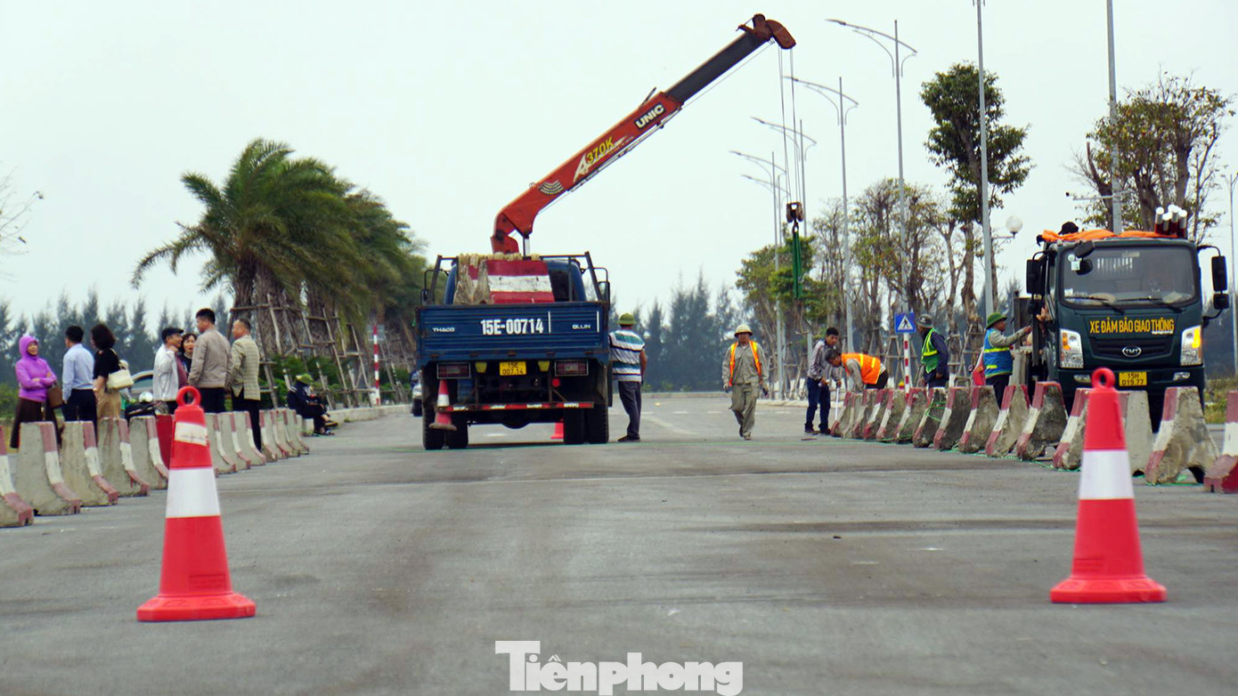 Ghi nhận của PV ngày 23/2, lực lượng thi công vẫn đang tích cực vận chuyển hệ thống barie cũ bằng bê tông làm dải phân cách cứng, phân luồng phương tiện dọc đường ra bến phà Đồng Bài. Ghi nhận của PV ngày 23/2, lực lượng thi công vẫn đang tích cực vận chuyển hệ thống barie cũ bằng bê tông làm dải phân cách cứng, phân luồng phương tiện dọc đường ra bến phà Đồng Bài.