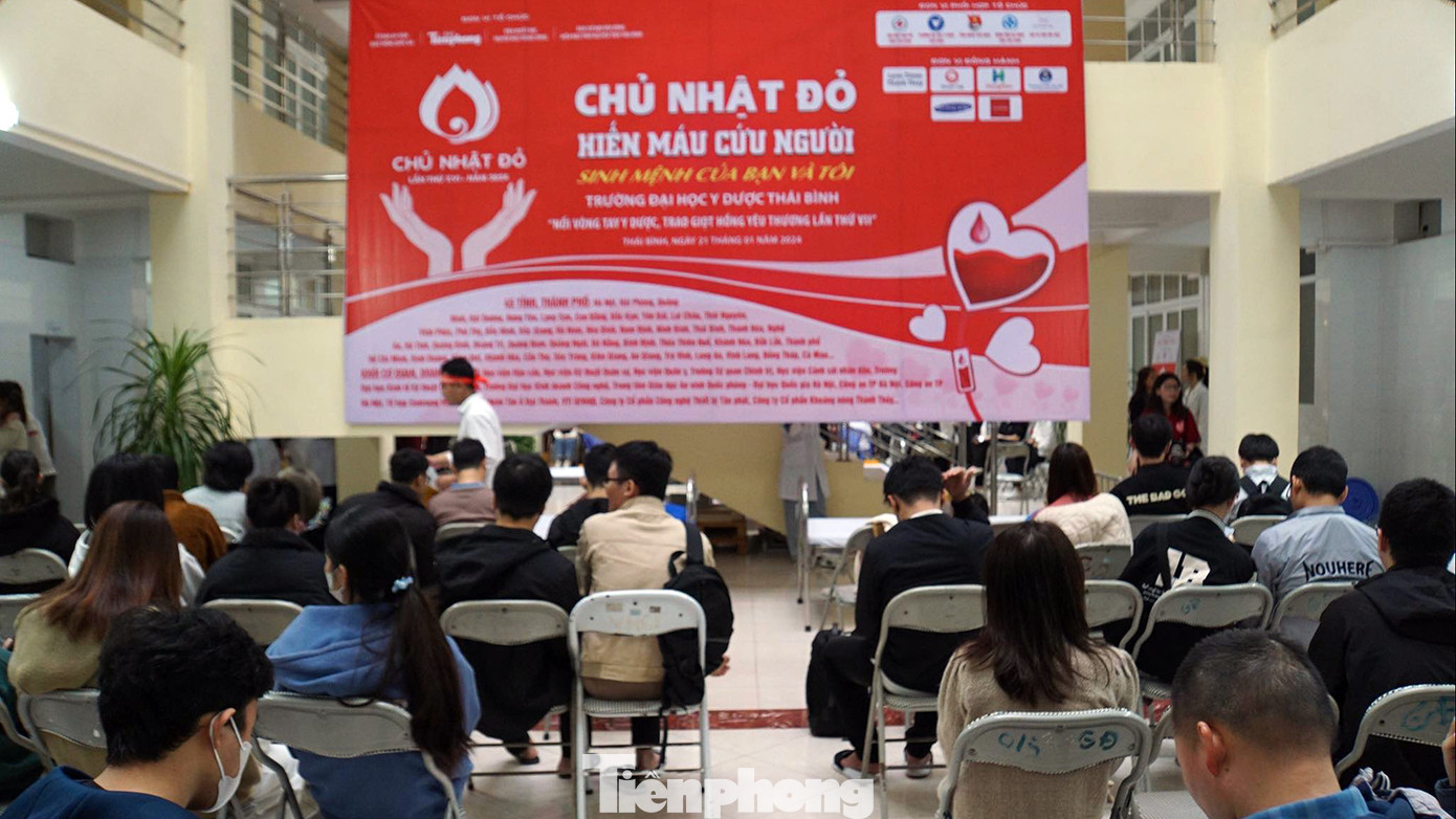Khu vực đăng ký, hiến máu ngày Chủ Nhật Đỏ trong khuôn viên Trường Đại học Y dược Thái Bình.