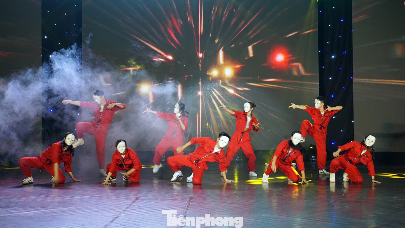 12 tiết mục của 12 nhóm nhảy xuất sắc trong đêm chung kết "Step up - Bước nhảy đam mê".